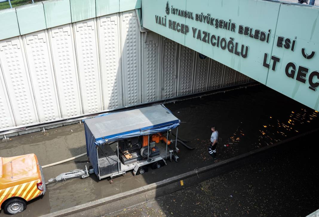 İstanbul'da sağanak hayatı felç etti! Araçlar sular altında kaldı 33